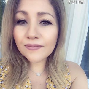 Meet your Posher, Elia